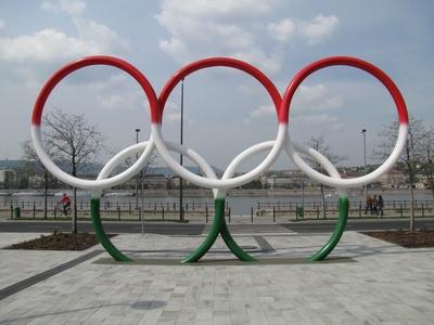 Budapest, 2014. április 13.Az Olimpiai park olimpiai karikái a Széchenyi rakparton. Az Olimpiai park a belváros legnagyobb közparkja. A többfunkciós közparkban a gyerekek védõburkolattal ellátott játékokat és sportpályát találnak; van pihenésre kialakított füves terület, a déli részen pedig egy korszerû kutyafuttatót hoztak létre, kutyáknak kialakított ivókúttal.-stock-foto