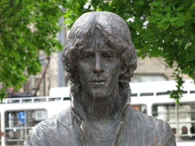 Budapest, 2014. április 13.Cseh Tamás Kossuth-díjas és Liszt Ferenc-díjas magyar zeneszerzõ (1943-2009) énekes, színész szobra a Szent Gellért téren. Majoros István alkotása 2013-ból.-stock-foto