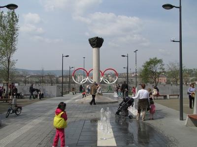 Budapest, 2014. április 13.Az Olimpiai park a Széchenyi rakparton. Az Olimpiai park a belváros legnagyobb közparkja. A többfunkciós közparkban a gyerekek védõburkolattal ellátott játékokat és sportpályát találnak; van pihenésre kialakított füves terület, a déli részen pedig egy korszerû kutyafuttatót hoztak létre, kutyáknak kialakított ivókúttal.-stock-foto