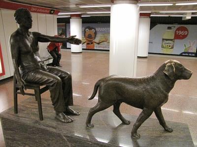 Budapest, 2014. április 13.A Teiressziász szobor a Kossuth téri metró megálló földalatti szintjén. Teiressziász a görög mitológia vak jósa volt. A szobor Oláh Mátyás 2005-ben készült alkotása.-stock-foto