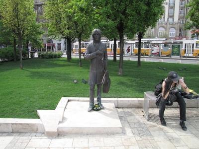 Budapest, 2014. április 13.Cseh Tamás Kossuth-díjas és Liszt Ferenc-díjas magyar zeneszerzõ (1943-2009) énekes, színész szobra a Szent Gellért téren. Majoros István alkotása 2013-ból.-stock-foto