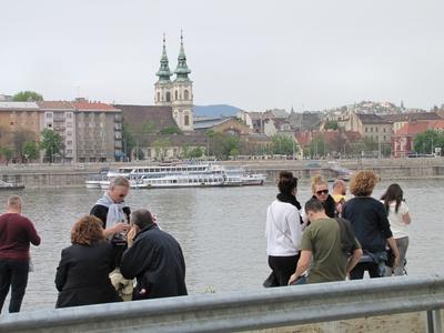 Budapest, 2014. április 13.Turisták a Duna pesti rakpartján. A budai oldalon a Szent Anna plébánia tornya látható.-stock-foto