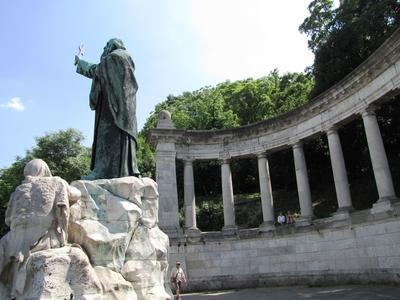 Budapest, 2016. május 22.Szent Gellért, Gellért püspök szobra a Gellért-hegy oldalában. Kisfaludi Strobl Zsigmond 1947-ben elkészült alkotása. Turisták.-stock-foto