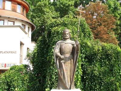 Dabas - Szent István szobor-stock-foto