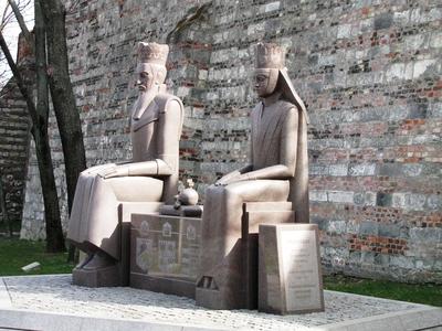 Budapest, 2015. április 4.A Jagelló és Hwedvig szobor (Jagiellonidum) a Budai Vár falánál, a Bécsi kapu mellett. Csíkszentmihályi Róbert Munkácsy-díjas szobrász 2013-ban felavatott alkotása.-stock-foto