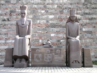 Budapest, 2015. április 4.A Jagelló és Hwedvig szobor (Jagiellonidum) a Budai Vár falánál, a Bécsi kapu mellett. Csíkszentmihályi Róbert Munkácsy-díjas szobrász 2013-ban felavatott alkotása.-stock-foto