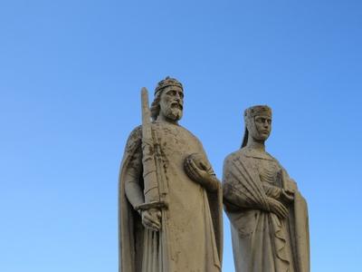 Szent István és boldog Gizella szobra a veszprémi várban-stock-foto