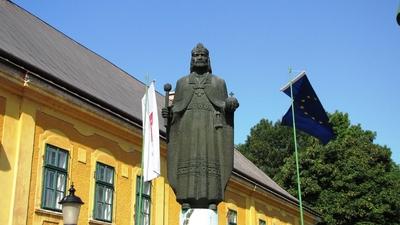 Szent István kalocsai szobra-stock-foto