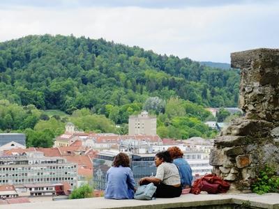 Ljubljana - Kilátásban gyönyörködõ turisták-stock-foto