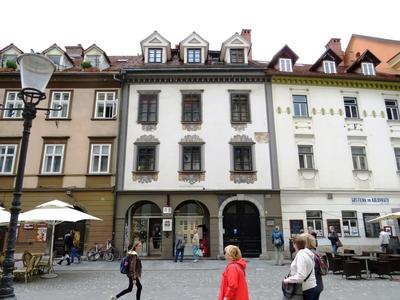 Ljubljana - Belvárosi díszes épület-stock-photo