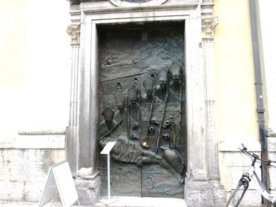 A ljubljanai katedrális bronzkapuja-stock-foto
