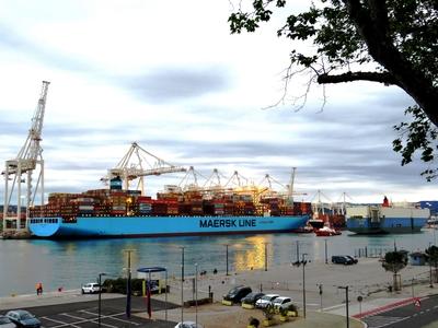 Cargo ship - Koper Harbor-stock-foto