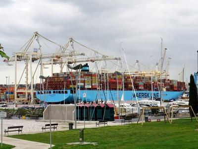 Teherhajó a koperi kikötõben-stock-foto