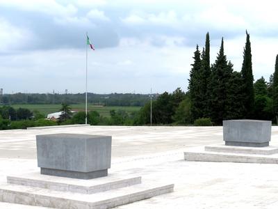 Redipuglia: az Osztrák-Magyar Monarchia ellen vívott csatákban elesett olasz katonák emlékmû temetõje-stock-photo