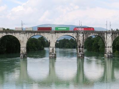 Isonzo folyó - Vasúti híd-stock-foto