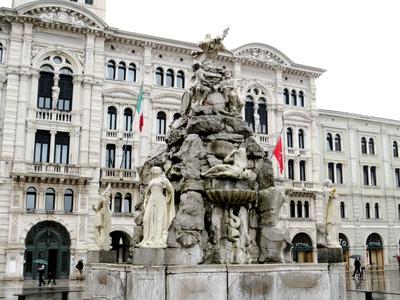 Trieszt - Négy kontinens szökõkút-stock-foto