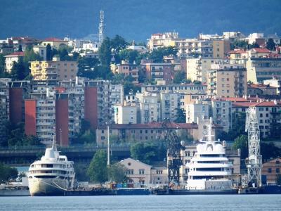 Trieszt - Kikötõ és város-stock-foto