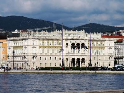 A trieszti kormányhivatal épülete az Adriai tenger partján-stock-foto