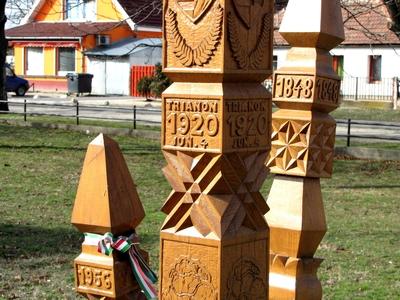 Délegyházai kopjafák - Trianon, 1848, 1956-stock-foto