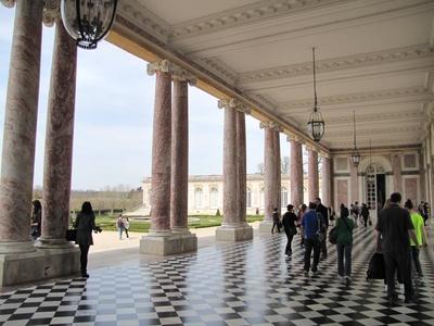 Versailles - a Nagy Trianon kastély oszlopcsarnoka-stock-foto