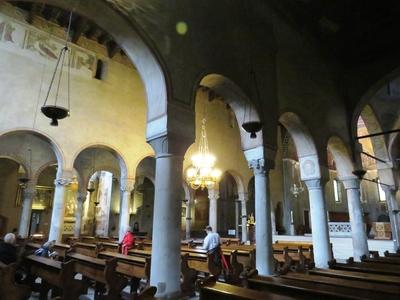 A román stílusú trieszti katedrális belseje-stock-foto