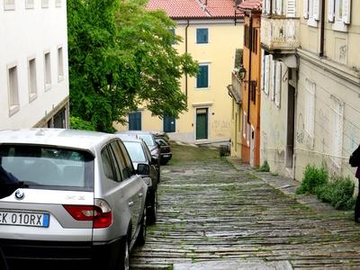 Old street to the Castle Hill of Trieste-stock-foto