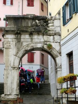 Római kapu - Trieszt - Arco di Riccardo-stock-foto