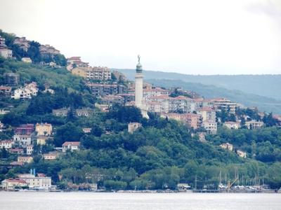 Trieszti világítótorony és emlékmû-stock-foto