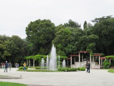 Trieszti Miramare kastély - Parkrészlet és szökõkút-stock-foto