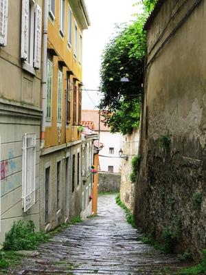 Old street to the Castle Hill-stock-photo