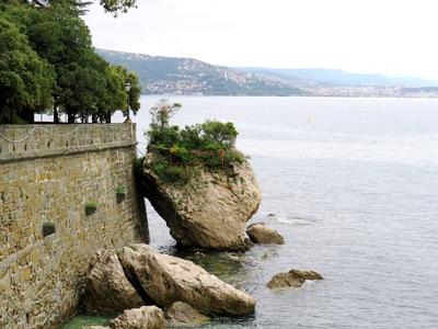 A trieszti Miramare kastélypark falához támaszkodó szikla-stock-photo