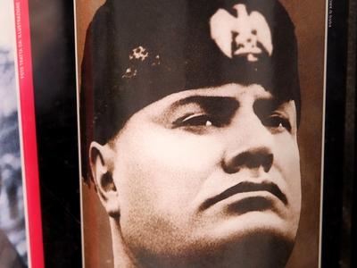 Benito Mussolini arcképe egy borosüvegen-stock-foto