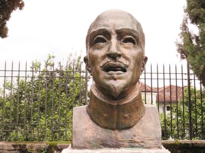 Gabriele D' Annunzio olasz költõ goriziai mellszobra-stock-foto