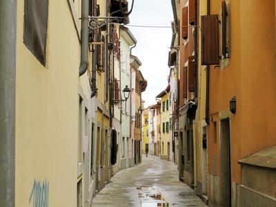 Az olaszországi Muggia utcája-stock-foto