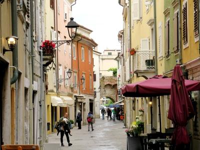 Az olaszországi Muggia utcája-stock-foto