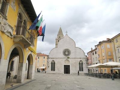 Az olaszországi Muggia fõtere - Dóm és városháza-stock-photo