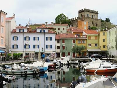 Az olaszországi Muggia vára és kikötõje-stock-foto