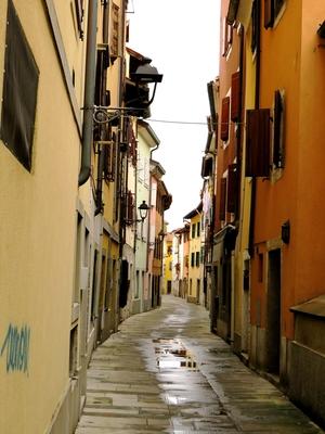 Az olaszországi Muggia utcája-stock-foto