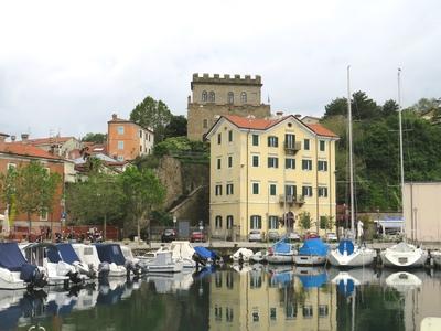 Az olaszországi Muggia vára és kikötõje-stock-foto