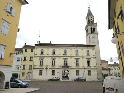 Gorizia - rendõrség és katedrális-stock-foto