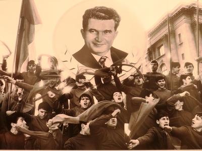 Ceaucescut ünneplõ fiatalok - Fotókiállítás-stock-foto