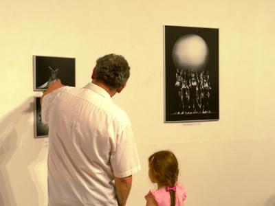 Apa és kislánya egy fotókiállításon-stock-foto