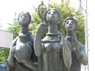 Szombathely (Hungary), 12 September 2016The festive procession sculptural group.Az Ünnepi menet c. szoborcsoport. Majthényi Károly alkotása 1980-ból.-stock-foto
