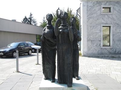 Szombathely (Hungary), 12 September 2016The festive procession sculptural group.Az Ünnepi menet c. szoborcsoport. Majthényi Károly alkotása 1980-ból.-stock-foto