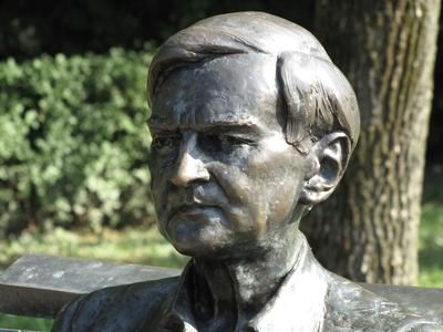 Szombathely (Hungary), 12 September 2016Sándor Weöres Hungarian poet, writer, translator, literary scholar statue. Weöres Sándor magyar költõ, író, mûfordító, irodalomtudós szobra. Veres Gábor 2007-ben készült alkotása.-stock-foto