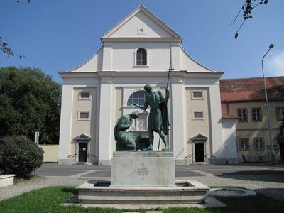Szombathely (Hungary), 12 September 2016St. Martin's Well and the Dominican Church of St. Martin.Szent Márton kútja és a Domonkos Szent Márton templom.-stock-foto