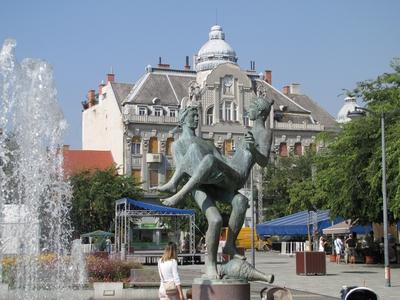 Szombathely (Hungary), 12 September 2016The statue of two Fauns of the Fountain of Fauns in Central Square.A Fõ téri Faunok szökõkút két faun figurája. Alkotta: ifj. Blaskó János (2006).-stock-foto