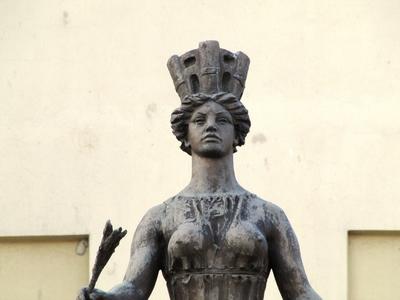 Szombathely (Hungary), 11 September 2016The statue of Goddess Tyche upon the Savaria fountain. Savaria was the colony of the Roman Empire.Tyche istennõ szobra a Fõ téri Savaria kút felett. Savaria a római birodalom gyarmata volt.A kútszobrot Marton László alkotta 1955-ben.-stock-foto