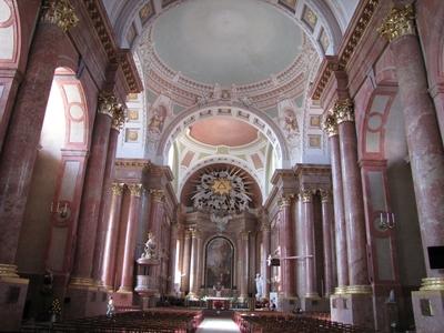 Szombathely (Hungary), 12 September 2016The interior of the Cathedral of Szombathely.A Sarlós Boldogasszony Székesegyház Nagytemplom belseje.-stock-foto