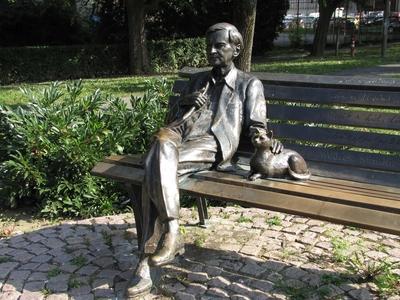 Szombathely (Hungary), 12 September 2016Sándor Weöres Hungarian poet, writer, translator, literary scholar statue. Weöres Sándor magyar költõ, író, mûfordító, irodalomtudós szobra. Veres Gábor 2007-ben készült alkotása.-stock-foto